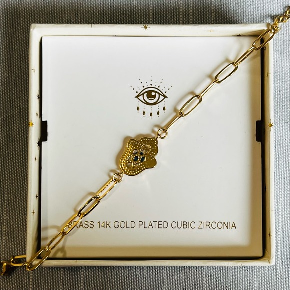New Arm Candy Fatima Chain Link Bracelet in Gold - Picture 3 of 8